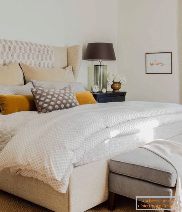 Interno della camera da letto nei colori beige con l'aggiunta di grigio e arancione