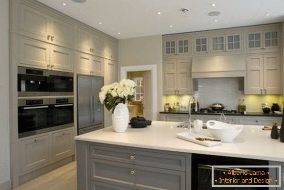 Combinazione di colori alla moda negli interni - grigio e beige - in cucina