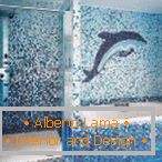 Delfino di mosaico sul muro del bagno