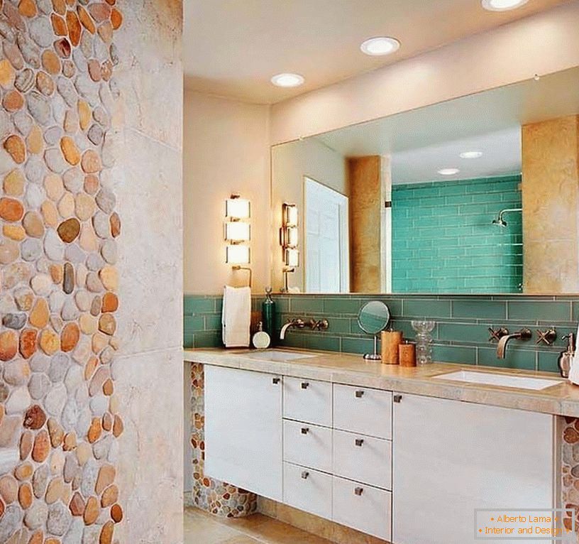 Mosaico da una pietra in un interno di un bagno