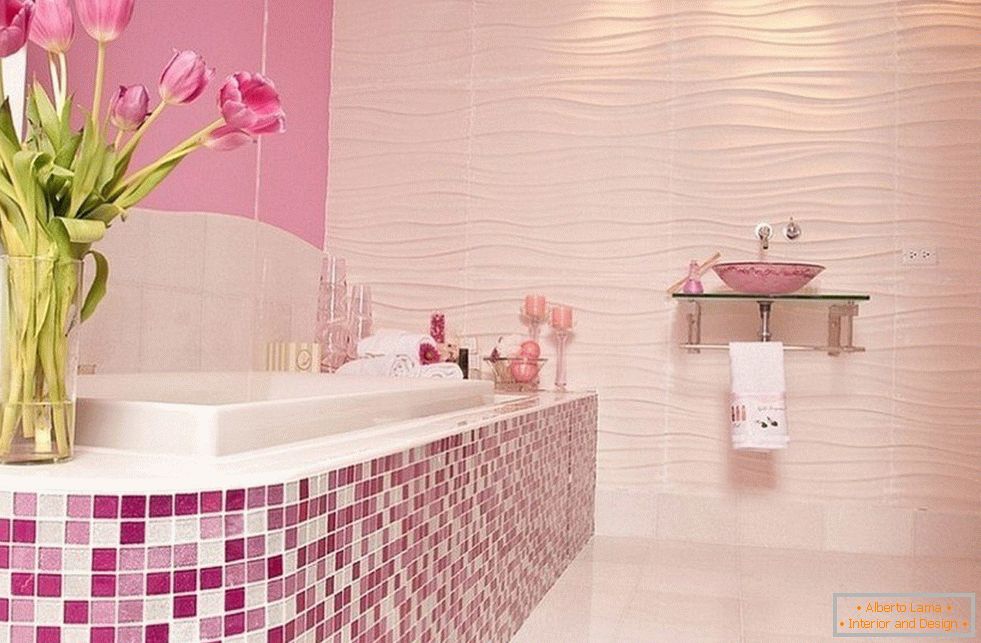 Bagno in rosa con mosaico