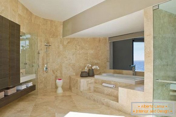 Design del bagno con piastrelle di marmo