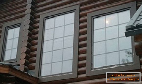 Bella rifinitura per finestre in una casa di legno, foto 10