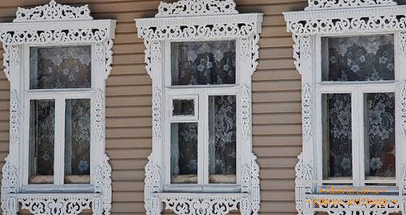 Clysters sulle finestre nella foto della casa di legno, foto 13