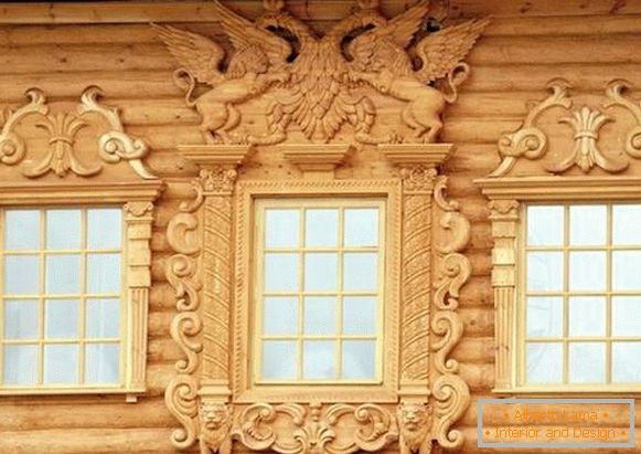 Belle fasce per finestre in una casa di legno, foto 5