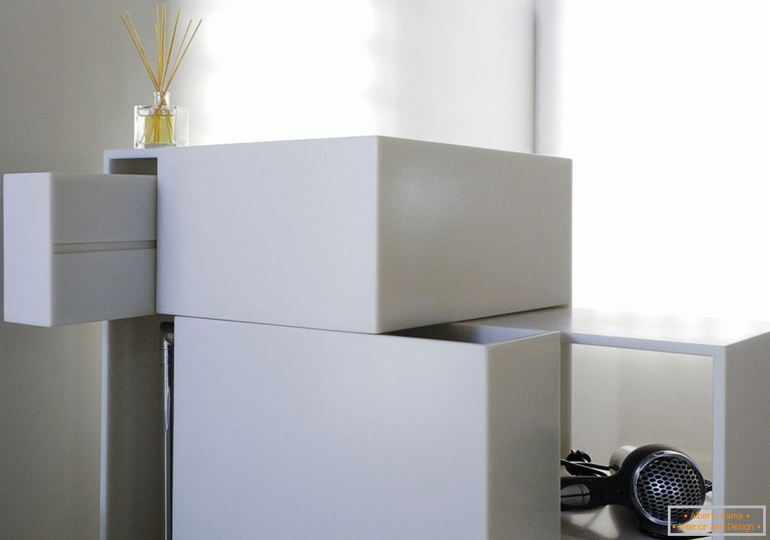 Design interessante dell'armadio di colore bianco a casa