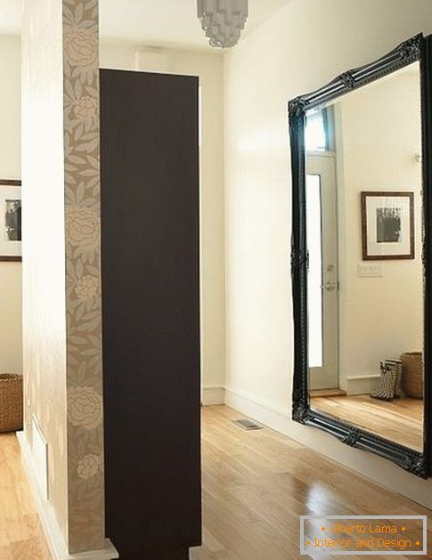 Specchio nel muro del corridoio in piena crescita in una cornice