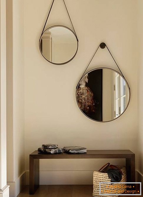 Specchi rotondi nel corridoio - design fotografico in stile moderno