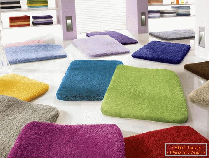 Il design universale del tappeto per un bagno con una pila alta lo rende possibile utilizzarlo in qualsiasi stanza da bagno. La cosa principale è determinare correttamente il colore.
