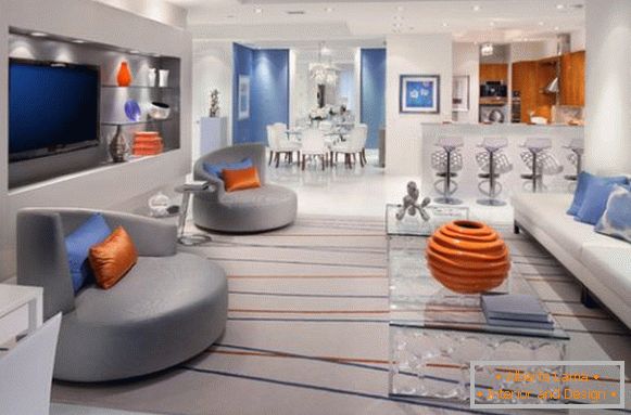 La combinazione di arancione e blu nel salotto grigio