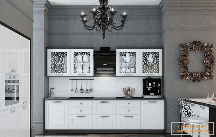 La cucina è realizzata in una vantaggiosa combinazione di colori bianco e nero a contrasto. Superfici lucide si adattano graziosamente negli interni in stile neoclassico.