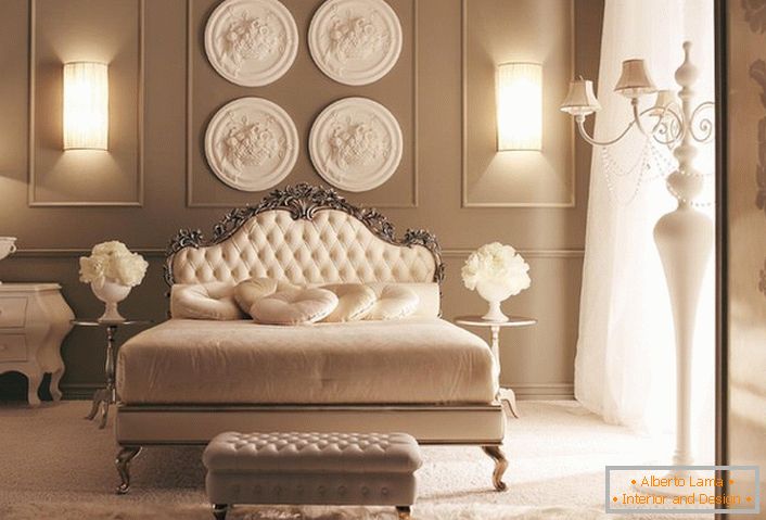 Un esempio di illuminazione perfettamente abbinata per una camera da letto in stile neoclassico.