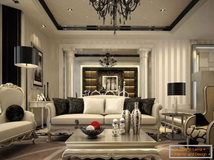 Interni squisiti per il soggiorno sono pensati in stile neoclassico. Elementi neri di decorazione e decorazione sono visibili sullo sfondo di sfumature grigie sbiadite.