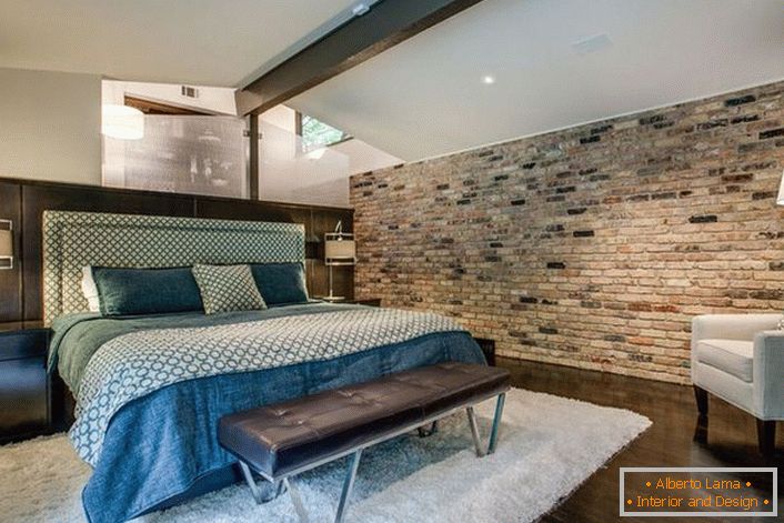 La camera da letto moderna in stile loft non è sovraccarica con una finitura ruvida. 