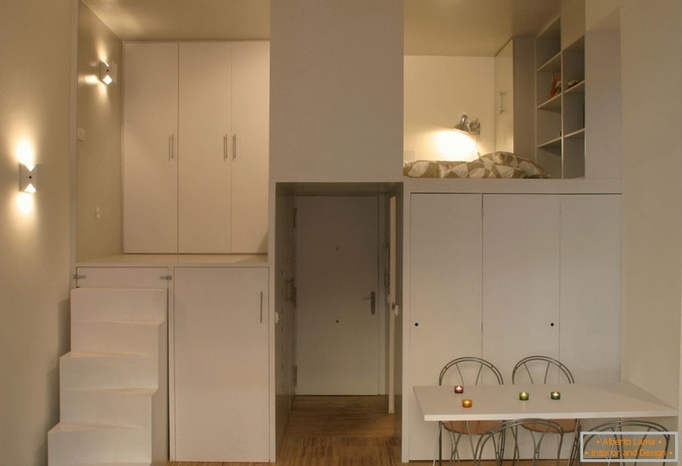 Piccola area dell'appartamento: loft elegante in colore bianco