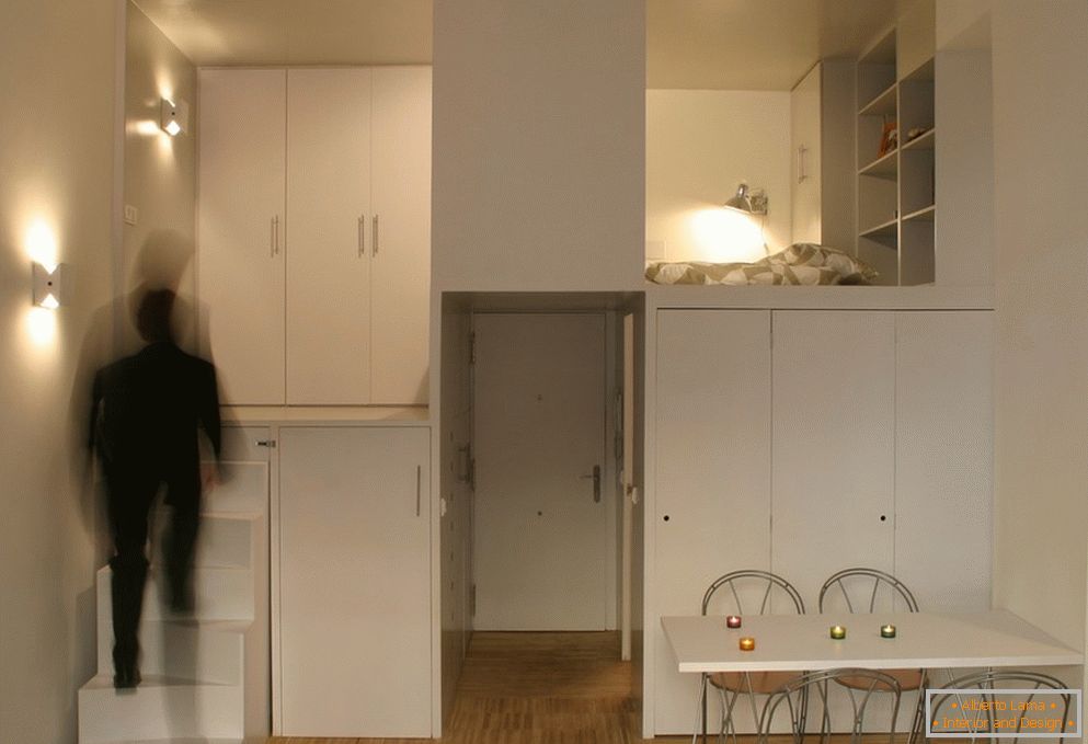 Mobili bianchi in un piccolo appartamento