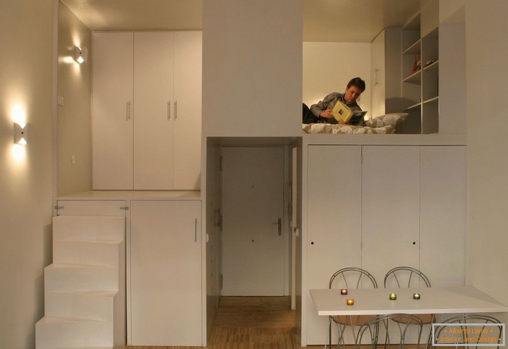 Mobili bianchi in un piccolo appartamento