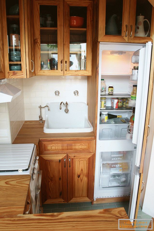 Il frigorifero nascosto all'interno della cucina vintage