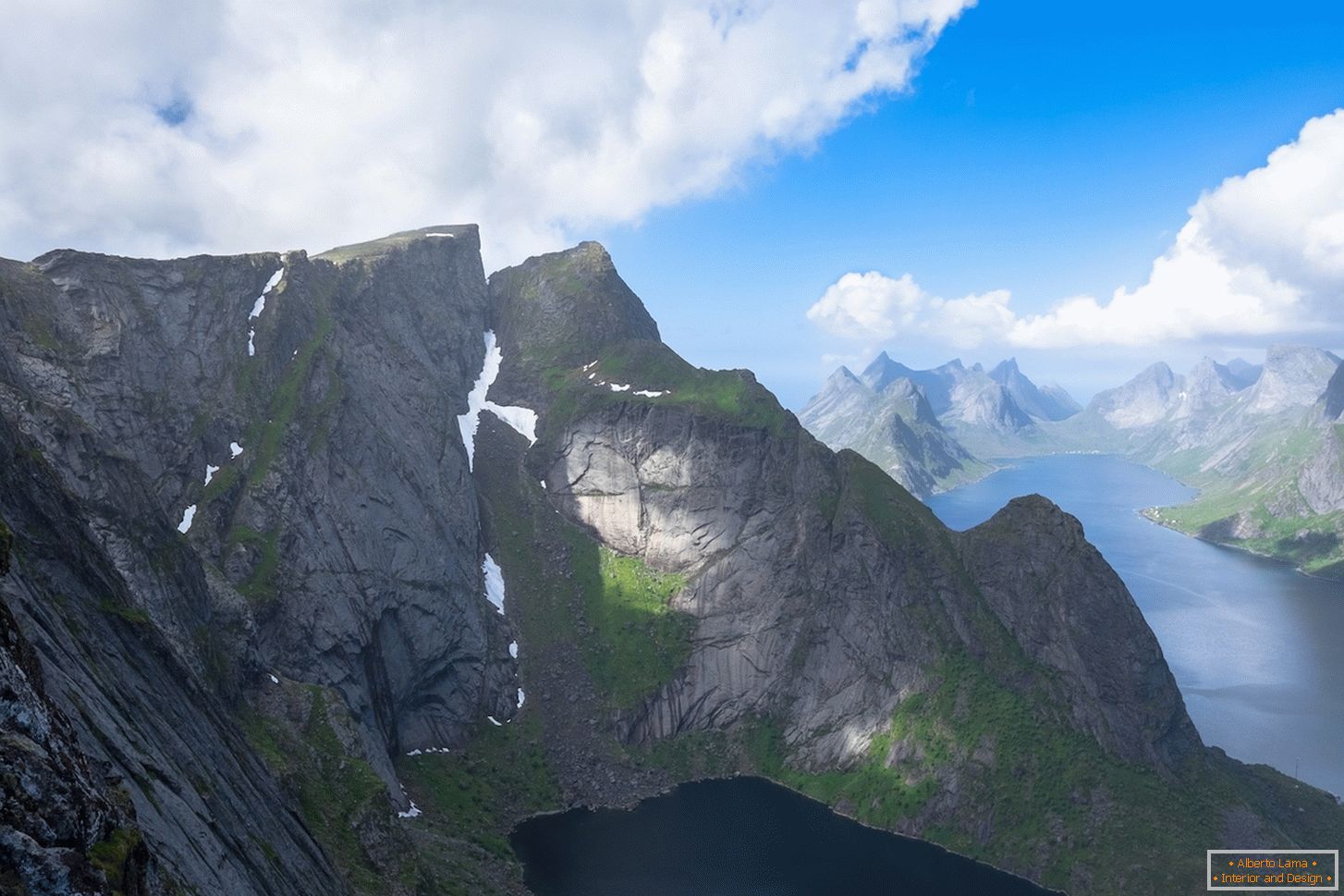 Una vista indimenticabile da una vista a volo d'uccello sulle montagne della Norvegia