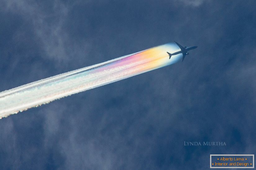 Traccia insolita da un aereo nel cielo