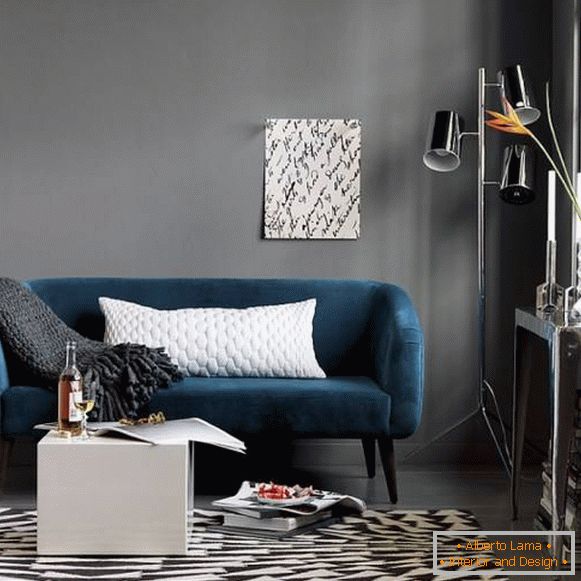Il design del soggiorno in stile moderno e colori scuri