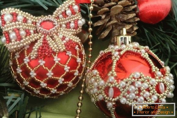 Come decorare una palla di Natale - foto con perline