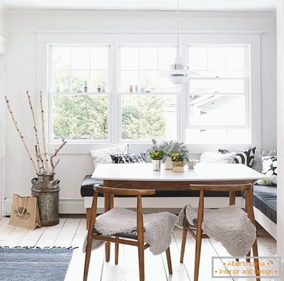 Tavolo da pranzo bianco all'interno della cucina