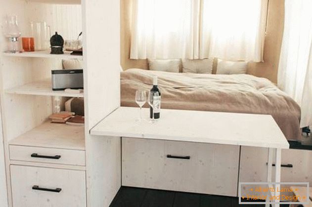Sistemazione interna di una piccola casa: раскладной столик в спальне