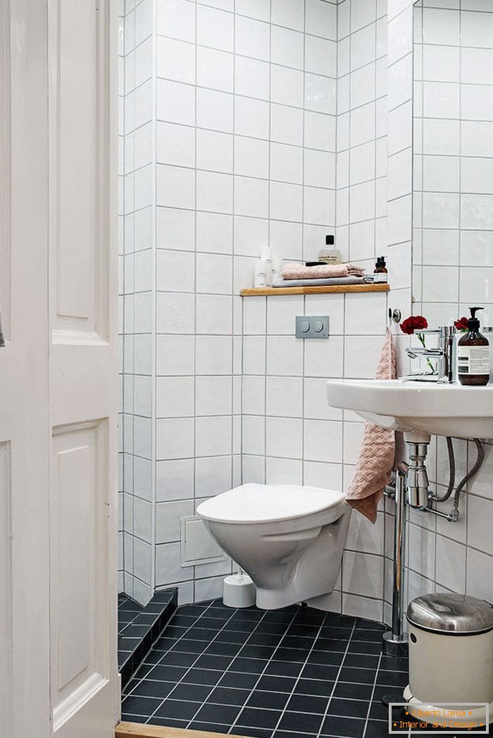 Interno di un bagno in un monolocale a Göteborg
