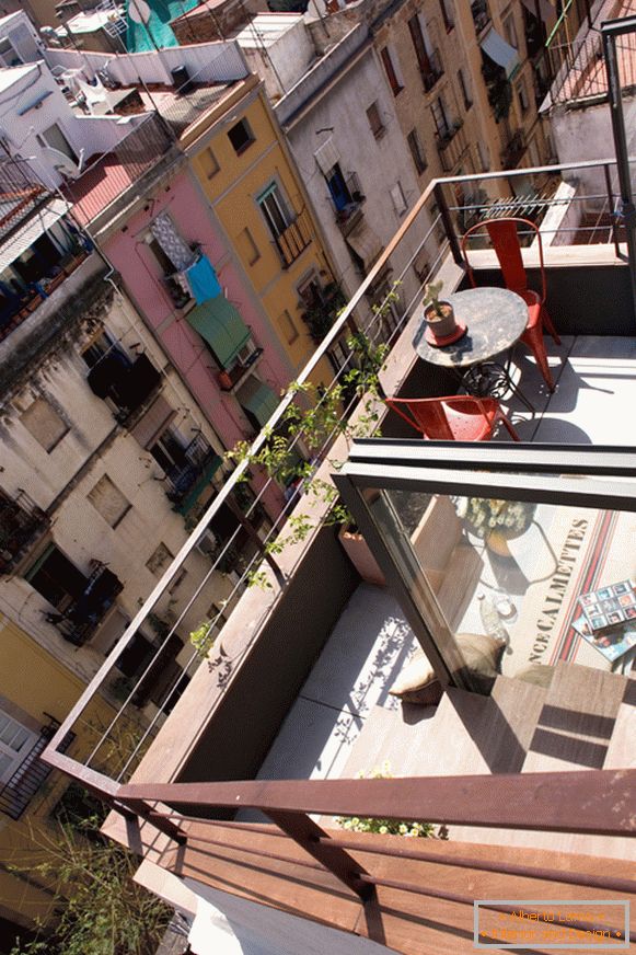 Vista dal balcone di un piccolo studio a Barcellona