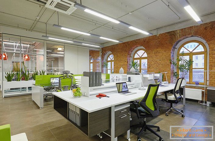 Per progettare un ufficio in stile loft, viene utilizzato un sacco di verde vivace, che rende la stanza accogliente e adatta i dipendenti a uno stato d'animo di lavoro. 