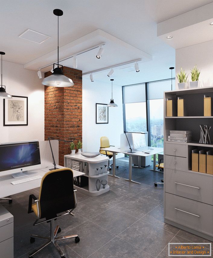 Luminoso ufficio in stile loft con illuminazione opportunamente selezionata.