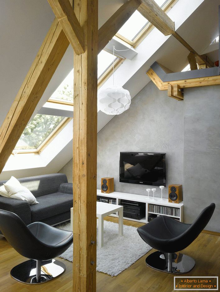L'ufficio in stile loft al piano attico della casa è una soluzione universale per persone creative.