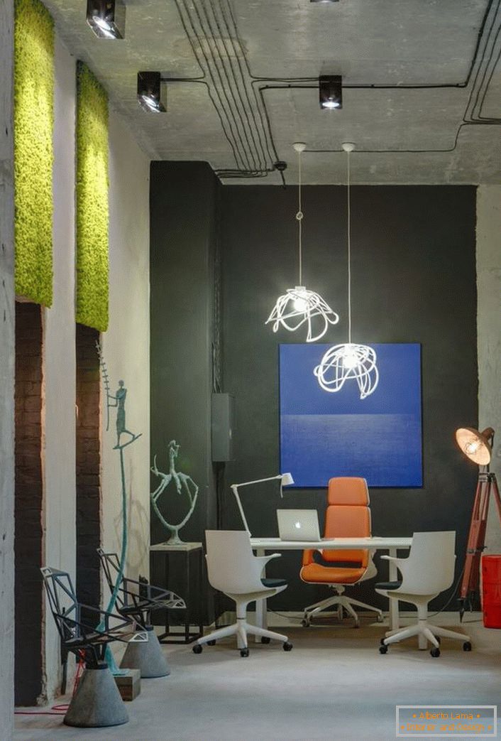 Una soluzione di design concettuale per un ufficio in stile loft. Mobili scelti con cura, sgrossatura della stanza sembrano più che armoniosi.