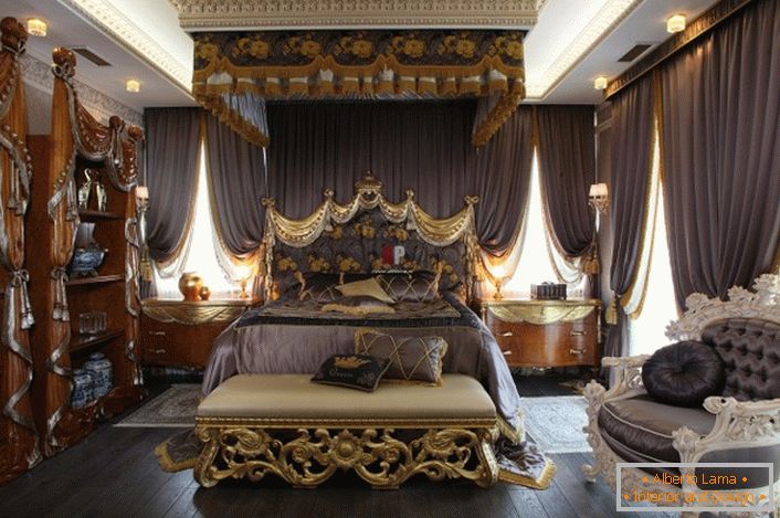 Camera da letto di lusso in stile barocco. Al centro della composizione c'è un letto massiccio con un'alta testata decorata.