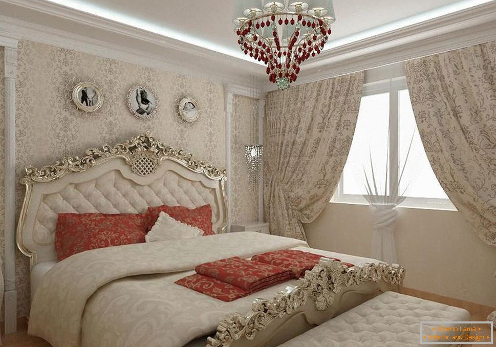 Camera da letto barocca in un appartamento di città. Tende massicce, un letto con schienali in legno intagliato e un lampadario