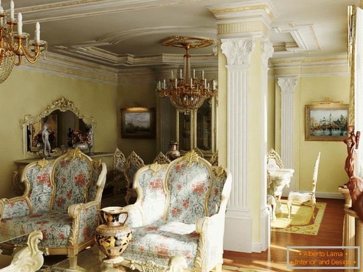 Sedie massicce con tappezzeria floreale in una stanza degli ospiti barocca. I soffitti e una colonna sono decorati con stucco da cartongesso.