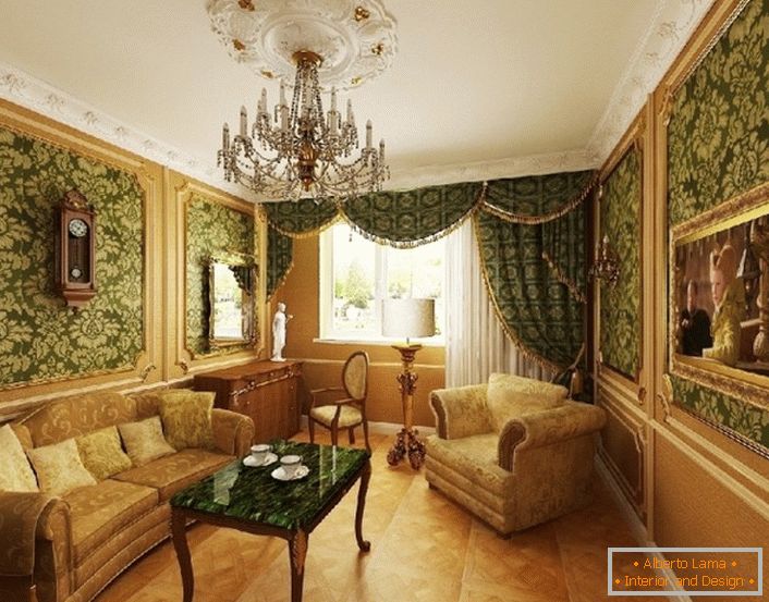 Camera per gli ospiti nei colori beige e verde in stile barocco.