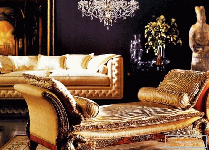 Un soggiorno barocco con un arredamento ben selezionato. Il muro dietro il divano è decorato con una grande immagine in una cornice d'oro. L'attenzione è anche attirata dall'antica statua.