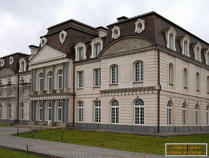La facciata della casa ricorda l'epoca medievale. Il clou principale dell'edificio barocco erano le finestre ad arco.