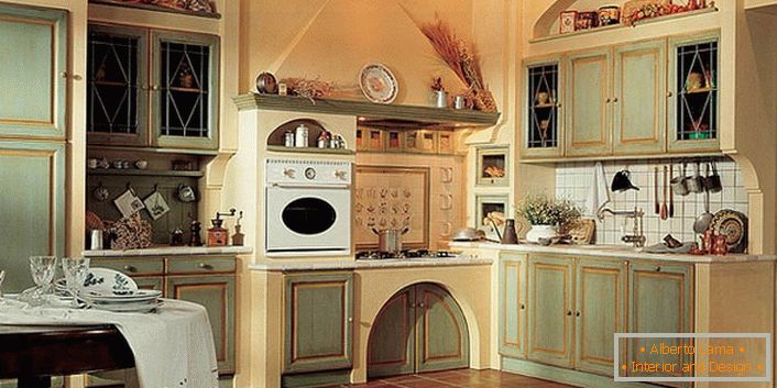 La cucina calda e accogliente in stile country è una vera gioia per la padrona di casa.