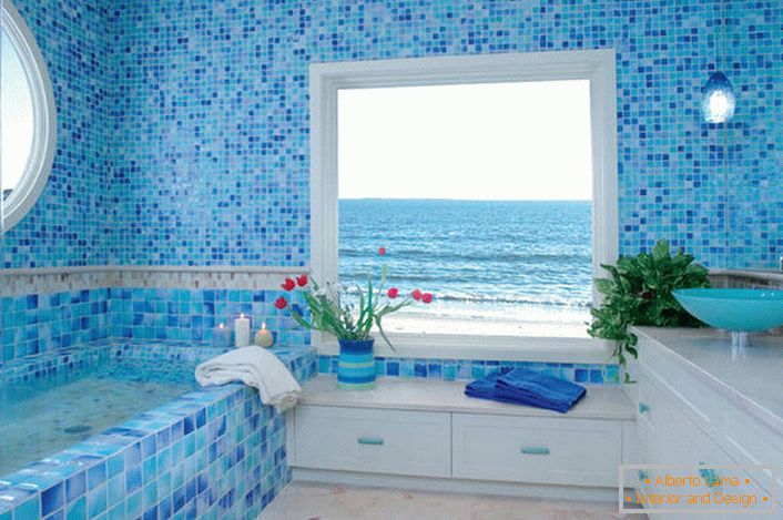 Il piccolo bagno è decorato in stile mediterraneo.