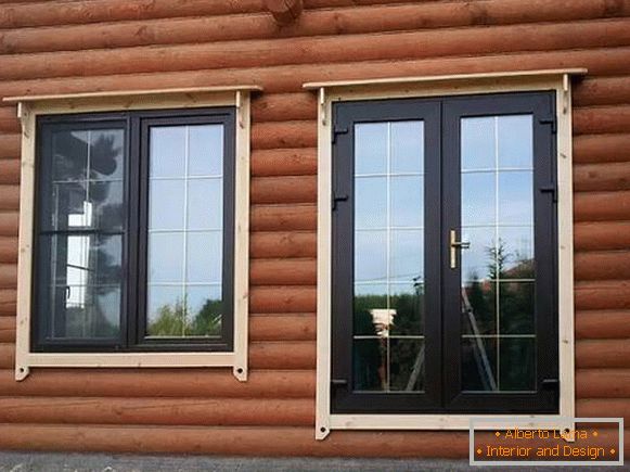finestre in una casa di legno