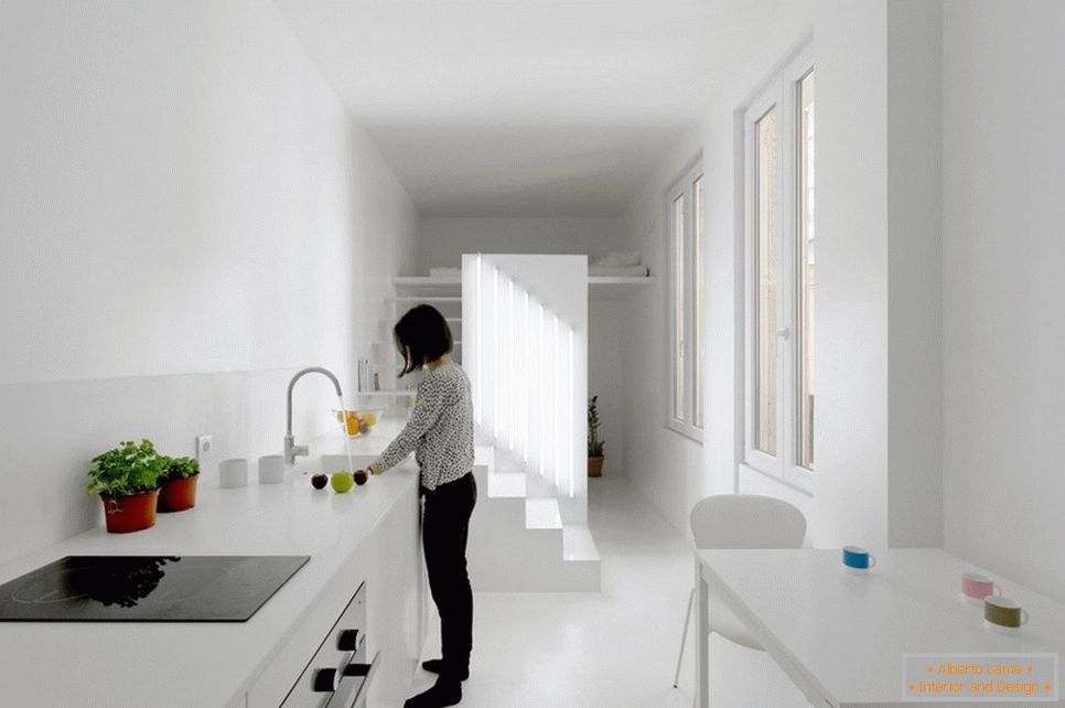 Appartamento monolocale su due livelli in colore bianco