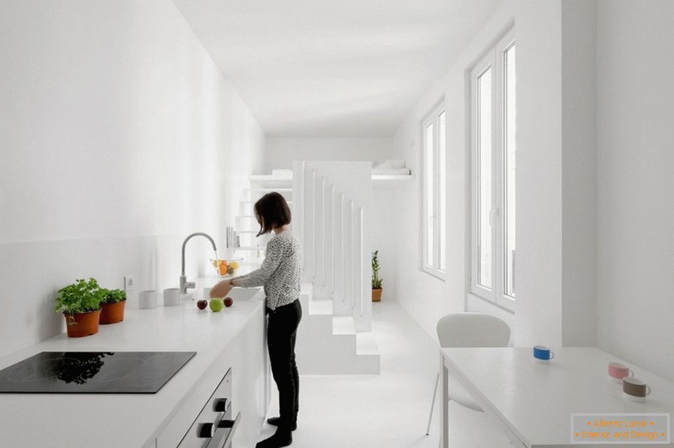 Cucina con sala da pranzo in colore bianco