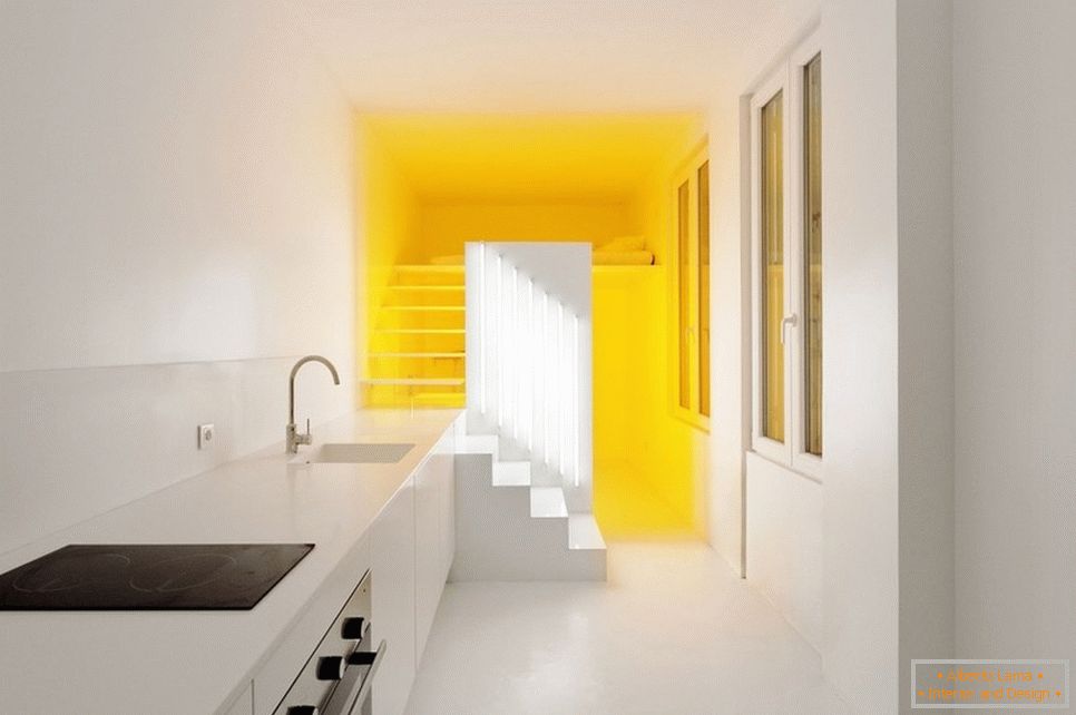 Illuminazione gialla in un appartamento bianco