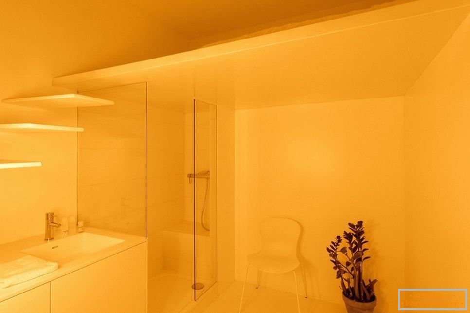 Illuminazione gialla nel bagno