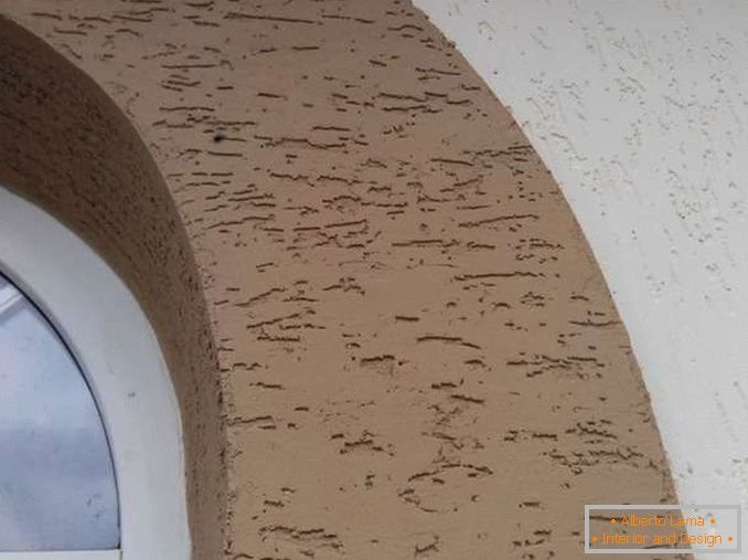 Intonacatura corteccia scarabeo sulle facciate delle case, foto 3