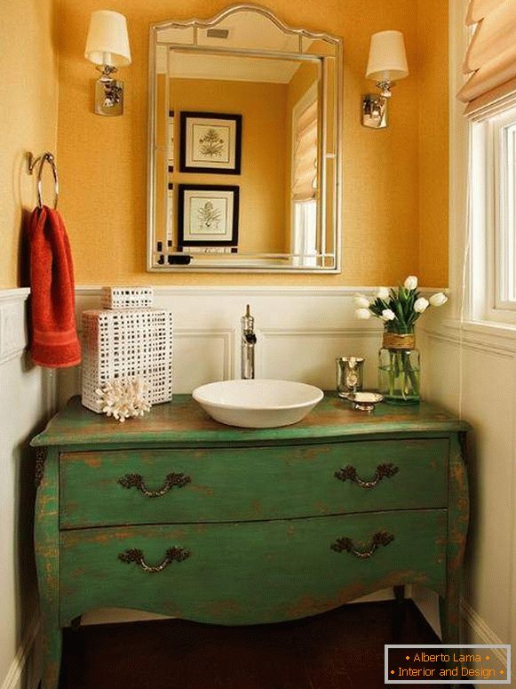 Gabinetto sotto il lavandino in bagno - foto con l'effetto dell'antichità