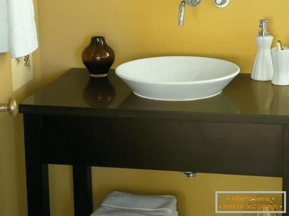 Un tavolo di un paracarro sotto un lavandino in un bagno le mani